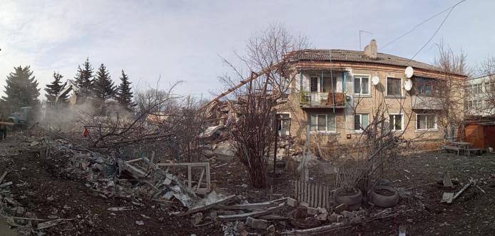Будинок, куди прилетіла російська ракета 14 лютого / Фото: Сергій Болвінов