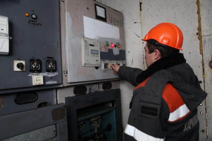 Енергетик працює над відновленням світла у Липцях / Фото: АТ «Харківобленерго»