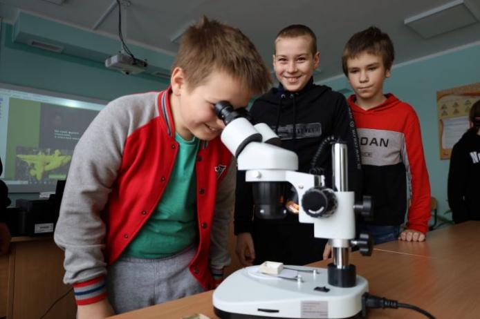 Діти працюють з мікроскопом/ГО «Green Art Tour»