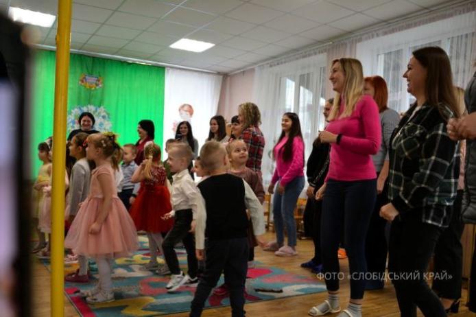 Діти танцюють на святі в Савинцях