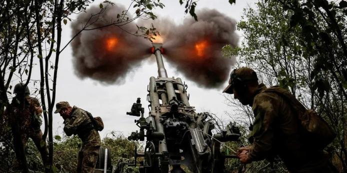 Робота артилерії / Фото: REUTERS, Gleb Garanich