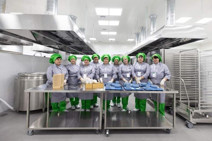 Працівники нової фабрики-кухні на Київщині / Фото: Сергій Зеленський