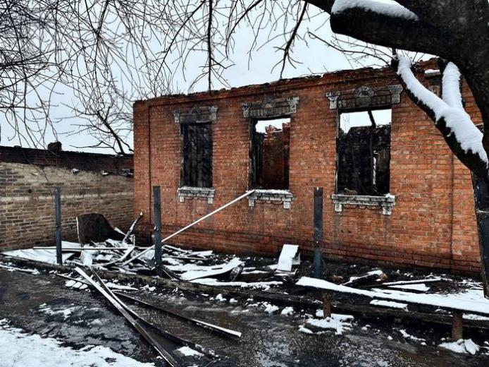 Зруйнований пожежею будинок / фото Харківська міська рада