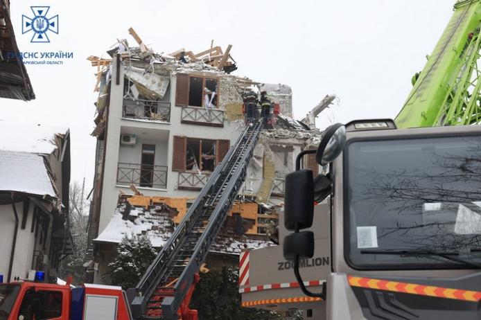 Харків, рятувальники демонтують аварійних конструкцій готелю / фото ДСНС