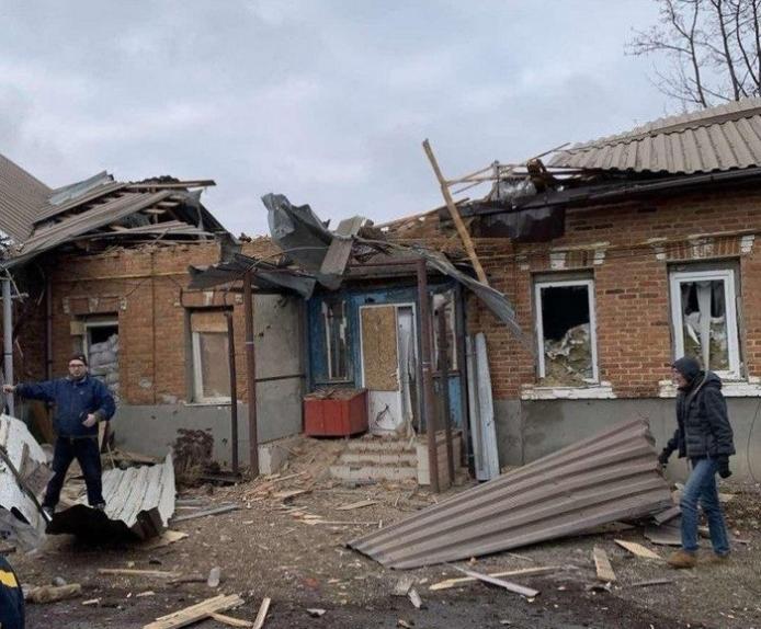 Зруйнований обстрілами будинок у Козачій Лопані / фото Дергачівської міської ради