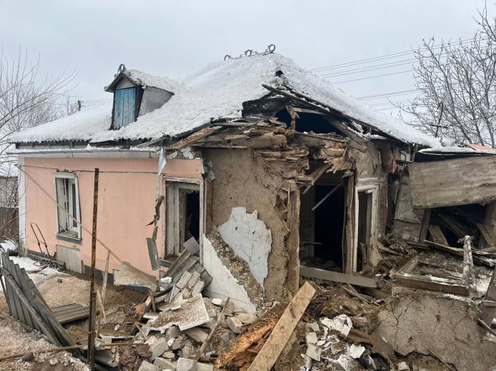 Зруйнований будиниок у місті Куп'янськ, 13 грудня / Фото: ХОВА
