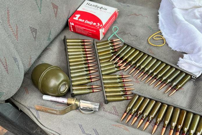 Набої, зброя та медикаменти, знайдені кінологами на блокпосту / Фото: 5 Слобожанська бригада НГУ