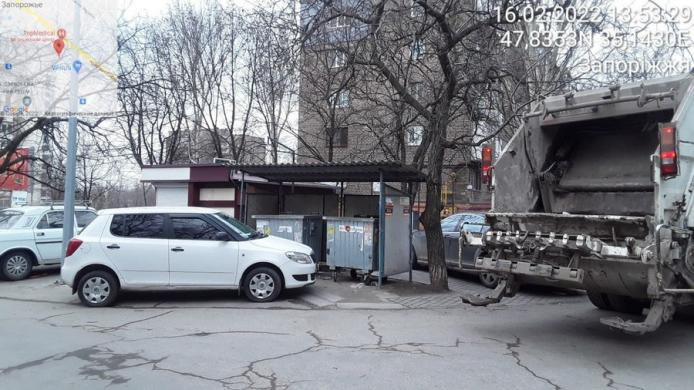 Первомайський, порушник правил паркування / фото Миколи Бакшеєва