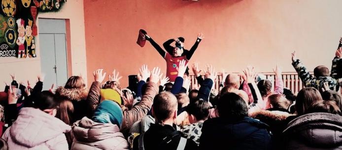 Фото: Марко Родарі виступає в місті Дергачі, Харківська область