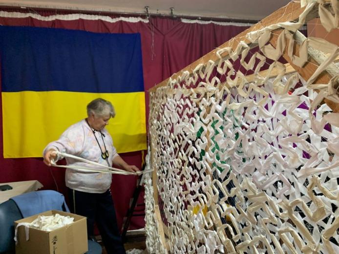 Волонтерки плетуть зимові маскувальні сітки/«Слобідський край»