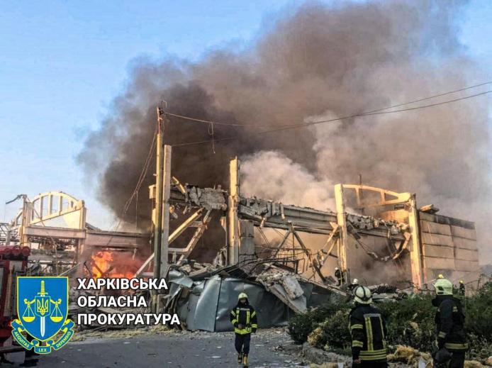 На фото зруйновані будівлі внаслідок ракетного обстрілу Харкова, 19 серпня 2022