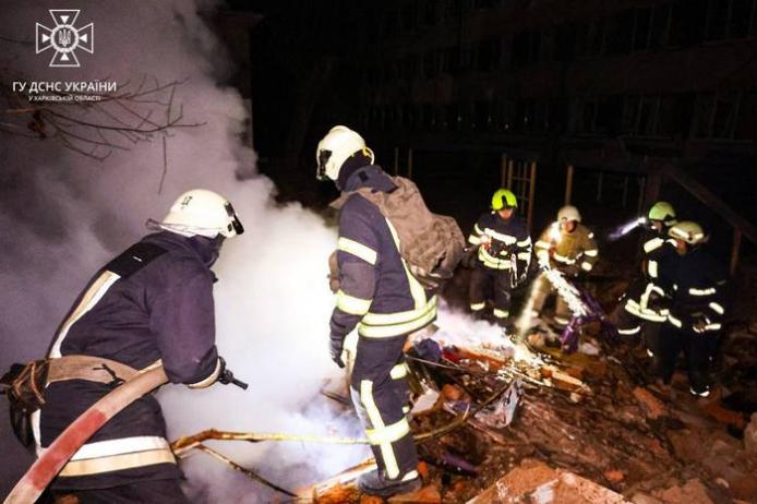 Рятувальники ліквідують наслідки обстрілів Харкова / фото ДСНС