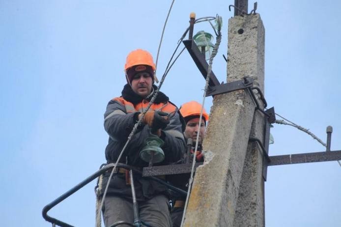 Енергетики ремонтують лінії електропередачі / Фото: Харківобленерго