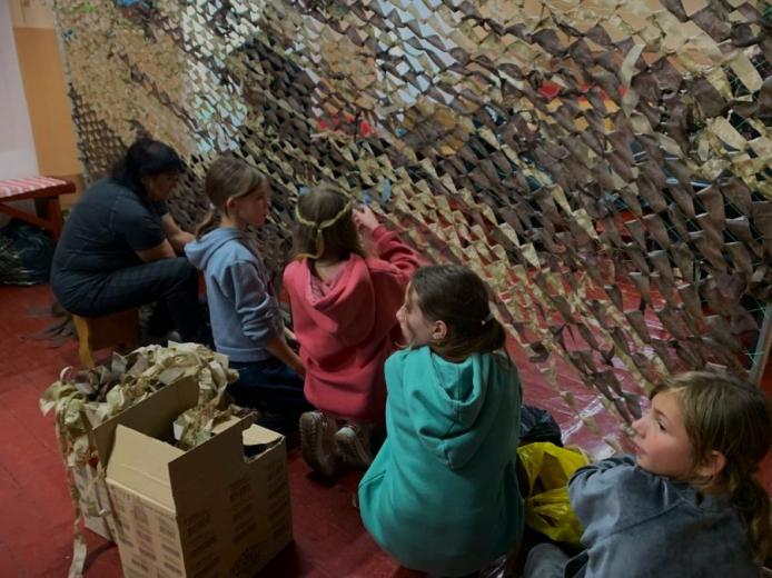 Діти з Біляївської громади долучаються до плетіння маскувальних сіток/ «Слобідський край»