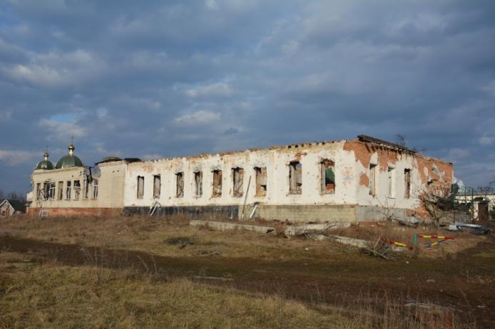 Зруйнована школа в селі Цупівка. Фото: Слобідський край