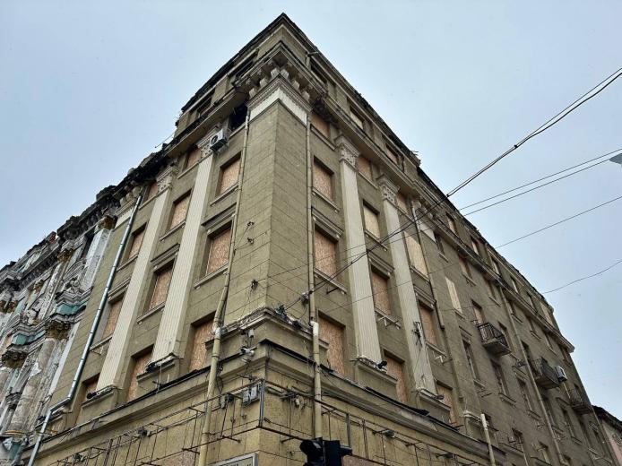 Пошкоджена будівля у центрі Харкова / Фото: Харківська міська рада