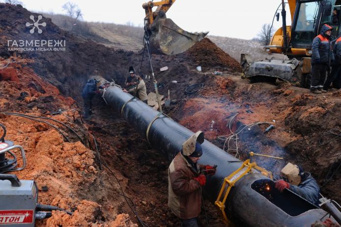 Фахівці «Газмережі» ремонтують пошкоджену ділянку газопроводу / Фото: Харківська мережа «Газмережі»
