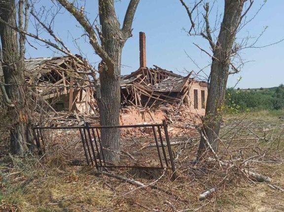 На фото – розбита школа у селі Устинівка. Фото надано місцевими жителями.