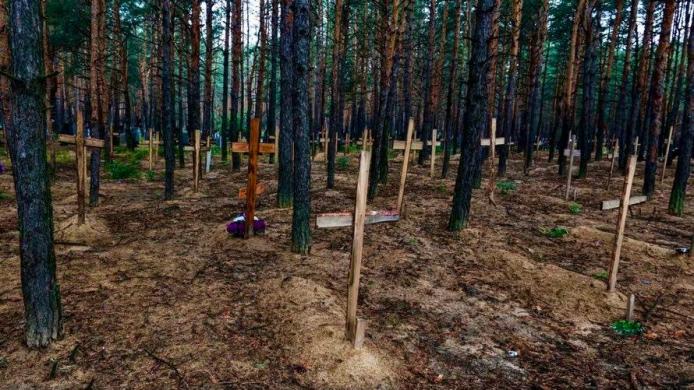 Фото: Масове поховання в місті Ізюм, Харківська область