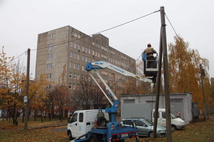 Мобільні будинки «швидкої» у Харкові / фото АТ «Харківобленерго»