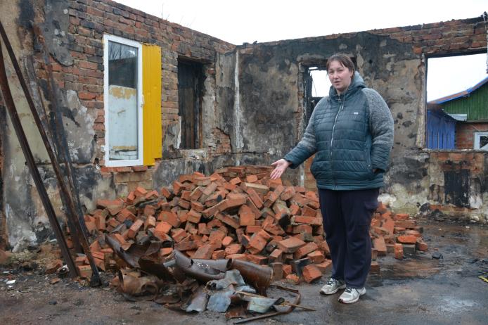 Оксана Дорошенко на руїнах власного будинку. Фото: Слобідський край