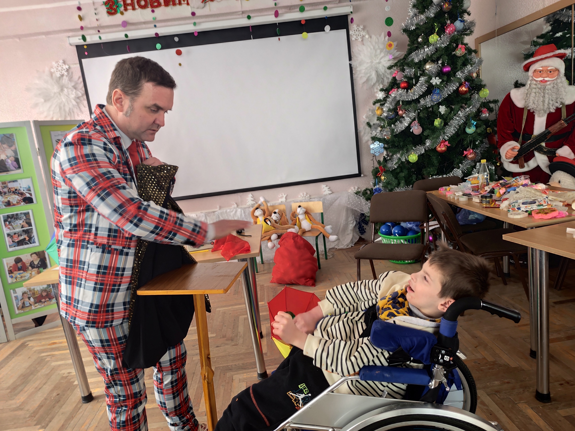 Французький ілюзіоніст Вінсент Келлі у Центрі реабілітації для осіб з інвалідністю-01