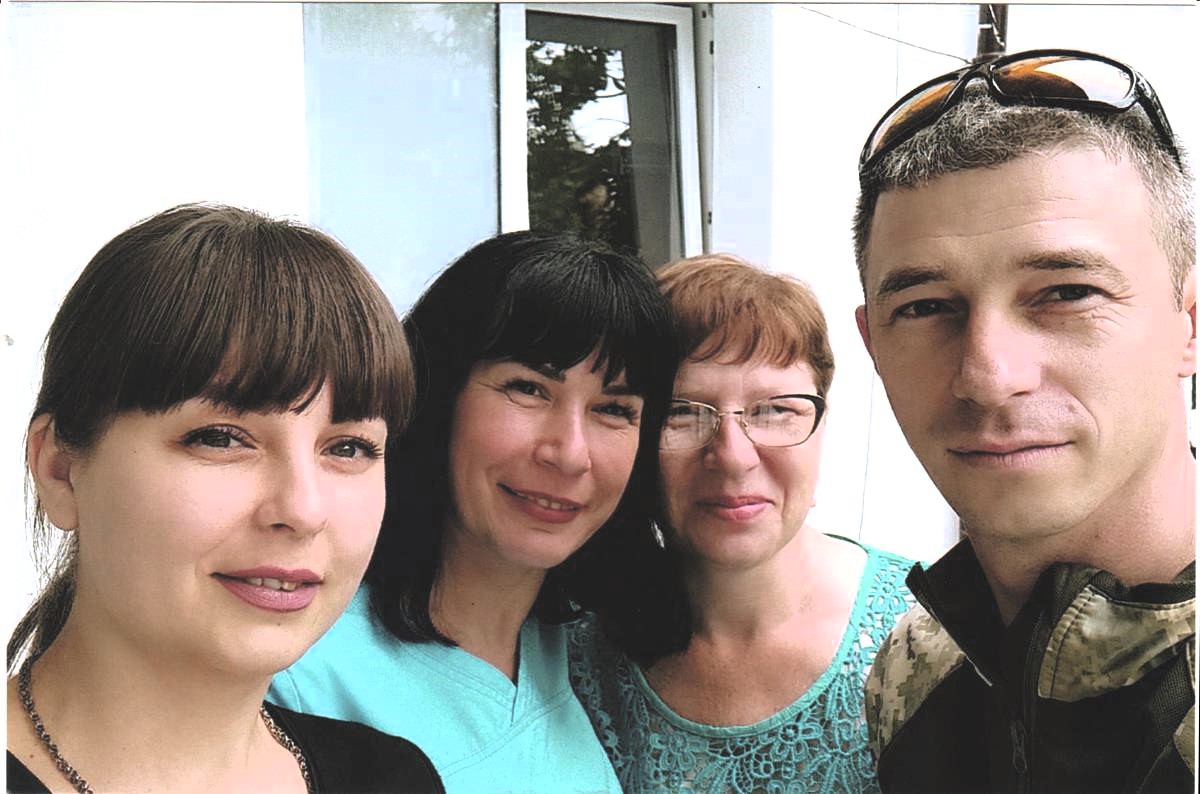 Сергій з матір'ю, тіткою та двоюрідною сестрою