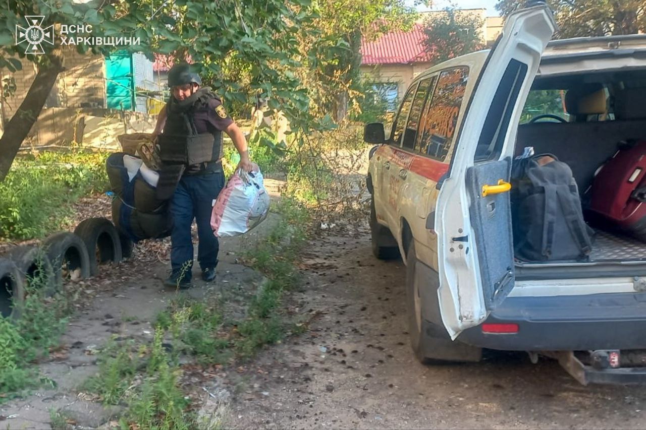 Рятувальники проводять евакуацію 