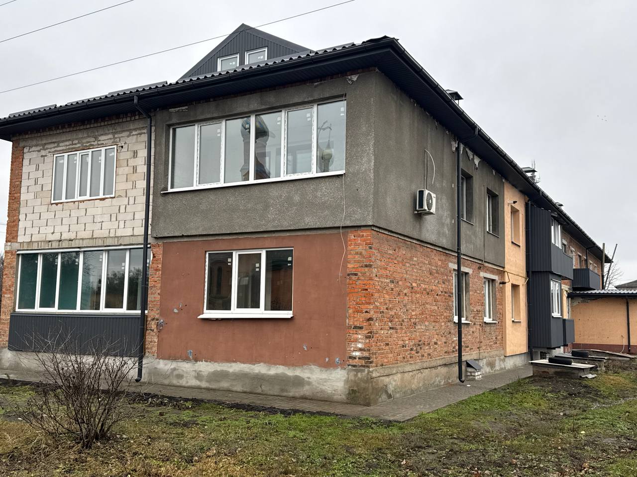 Відбудована двоповерхівка